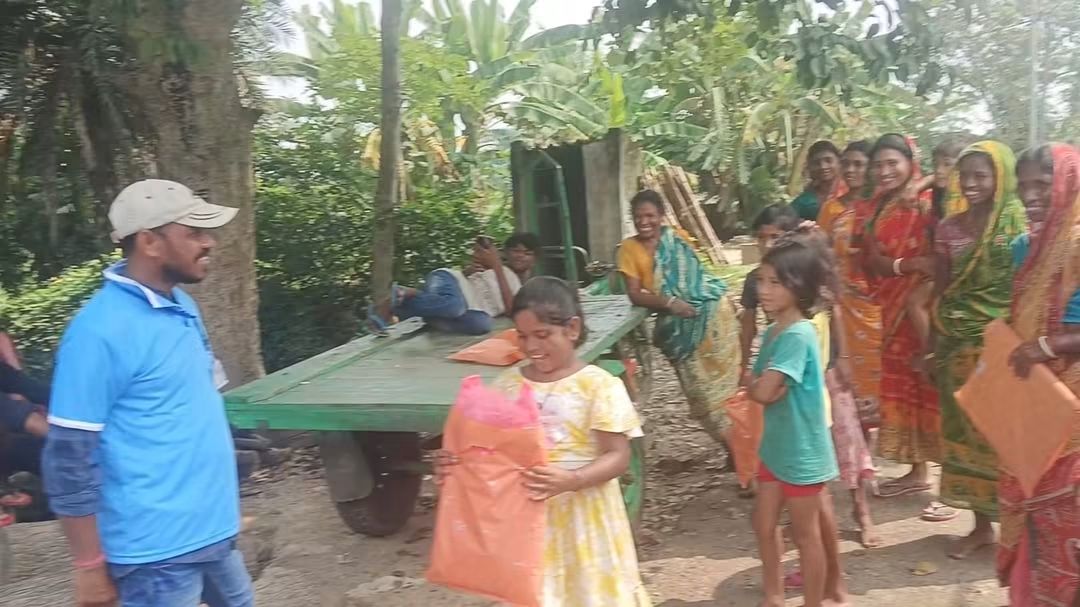 Clothes distribution by Six Star