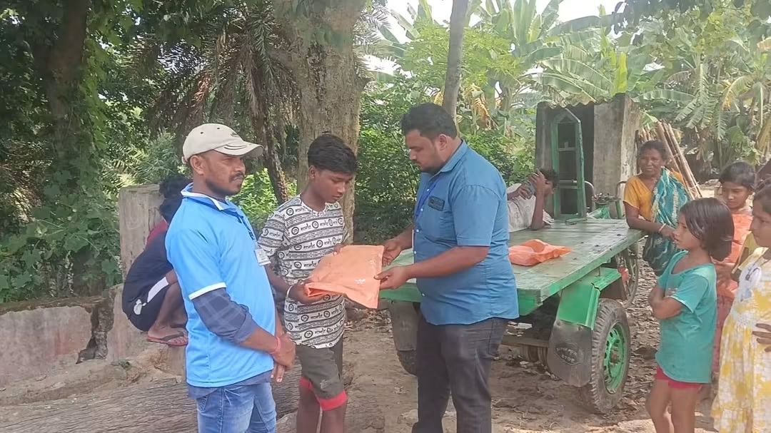 Clothes distribution by Six Star