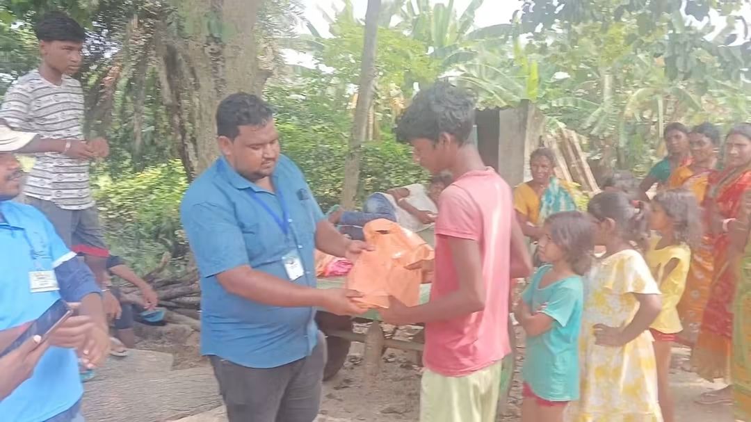 Clothes distribution by Six Star